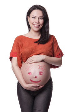 肚子上有圖片的孕婦