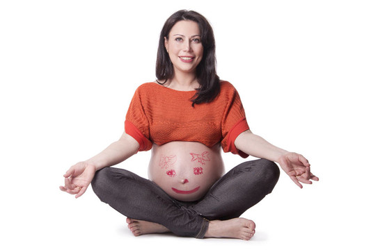 肚子上有圖片的孕婦