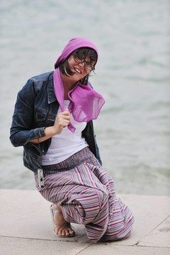 美麗的年輕女子在海灘與圍巾