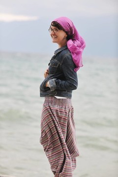 美麗的年輕女子在海灘與圍巾