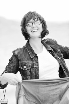 美麗的年輕女子在海灘與圍巾