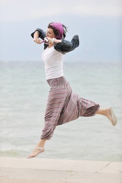 美麗的年輕女子在海灘與圍巾