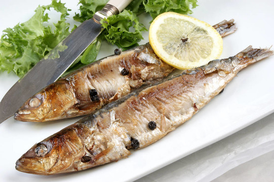 一些剛烤沙丁油魚準備食物