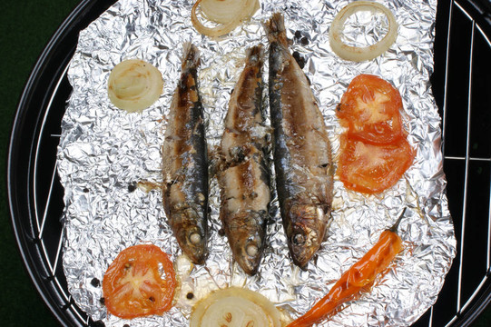 一些剛烤沙丁油魚準(zhǔn)備食物