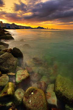 城市和海洋的日落