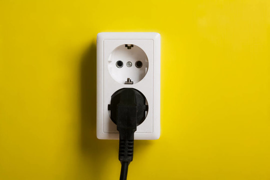 墻上的白色電插座。