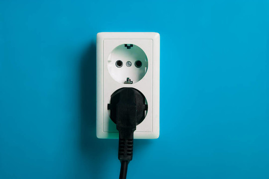 墻上的白色電插座。