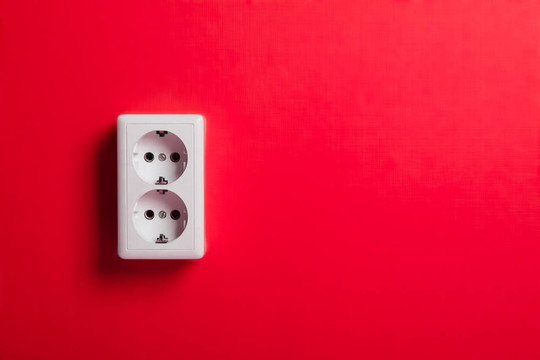 墻上的白色電插座。