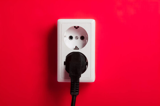 墻上的白色電插座。