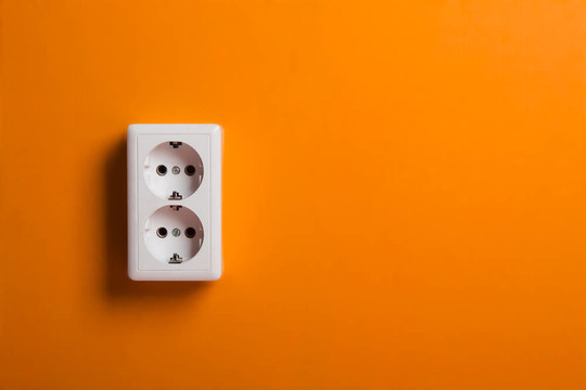墻上的白色電插座。