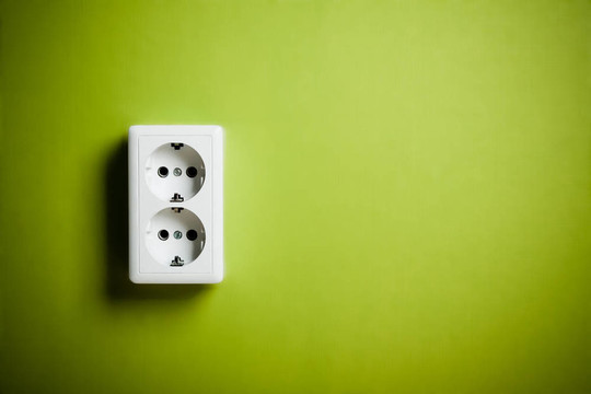 墻上的白色電插座。