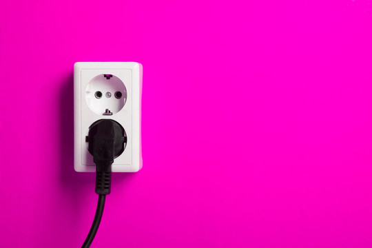 墻上的白色電插座。