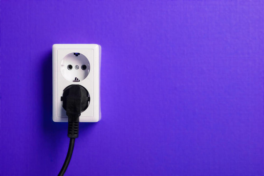 墻上的白色電插座。