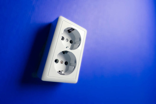墻上的白色電插座。