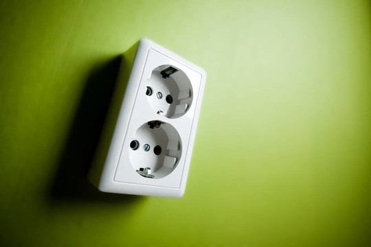 墻上的白色電插座。