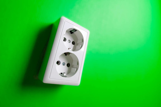 墻上的白色電插座。