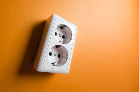 墻上的白色電插座。