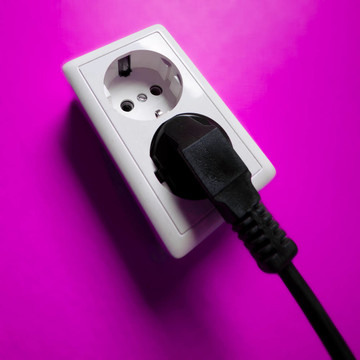墻上的白色電插座。