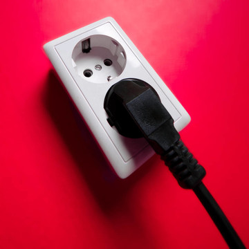 墻上的白色電插座。