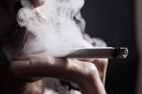 手抽香煙