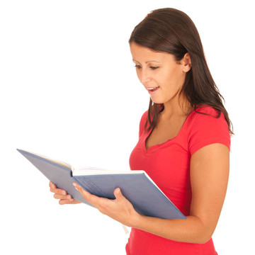 漂亮的年輕女人讀孤立在白色背景的書(shū)