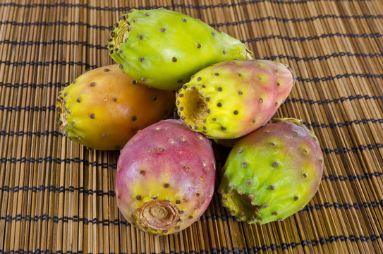 多刺的梨樹(shù)
