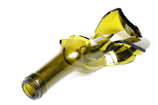 白色背景上破碎的綠色酒瓶