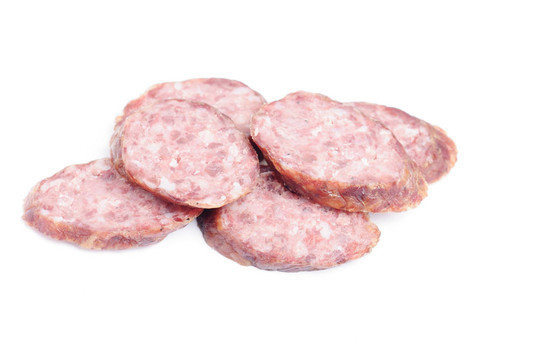 白色背景的香腸切片，肉制品。