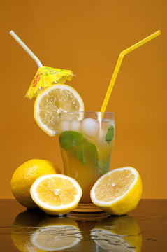 用冰塊柑橘雞尾酒飲料