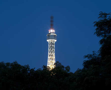 夜晚的塔