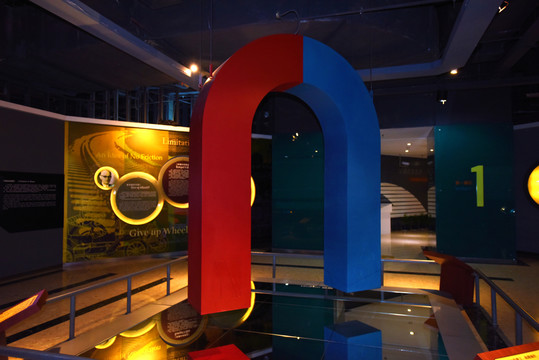 磁懸浮展覽館的大型U形磁鐵雕塑