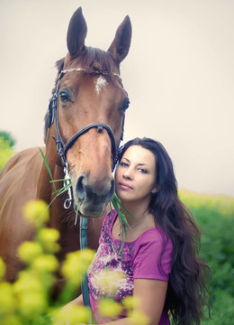 漂亮女人用自己的馬