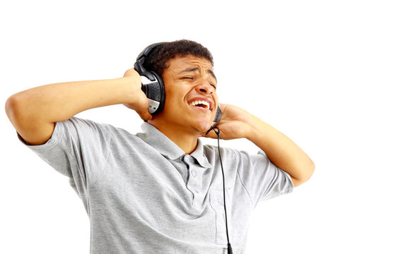 年輕快樂(lè)的人聽(tīng)音樂(lè)唱歌