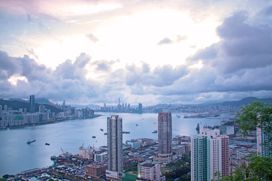 香港的天際線在夜間