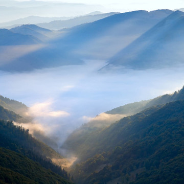 山朦朧的黎明