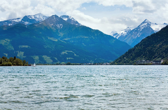 高山夏季湖泊景觀