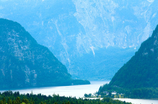 高山夏季湖泊景觀