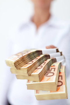 歐元鈔票交給你