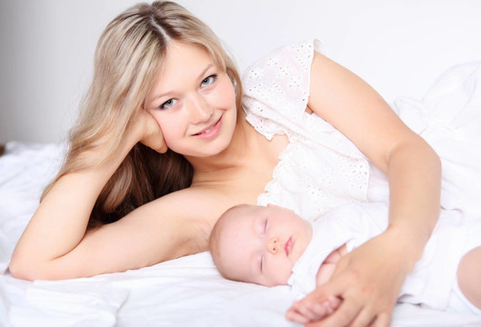 一个年轻的母亲和婴儿的肖像