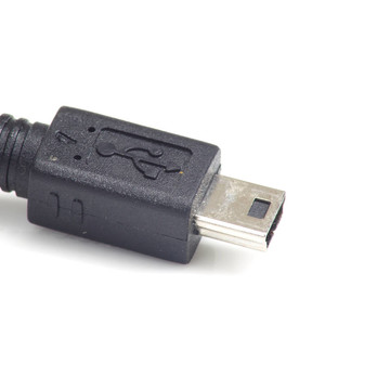 USB電纜隔離在白