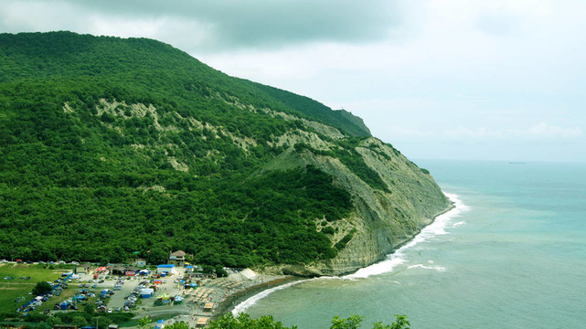 山脈；大海；海灘