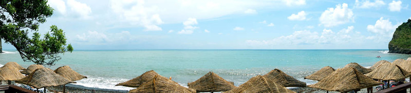 一個(gè)風(fēng)景如畫的海灘全景