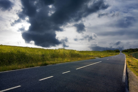 景觀的道路迷失在地平線上