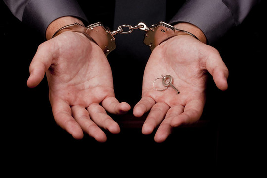 逮捕戴上手銬