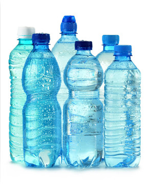聚碳酸酯塑料瓶礦泉水隔離在白色