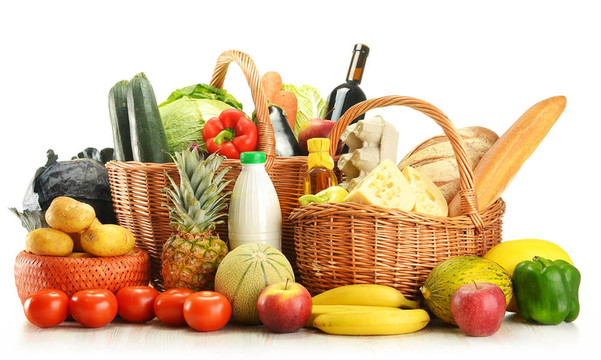 食品雜貨在柳條筐分離