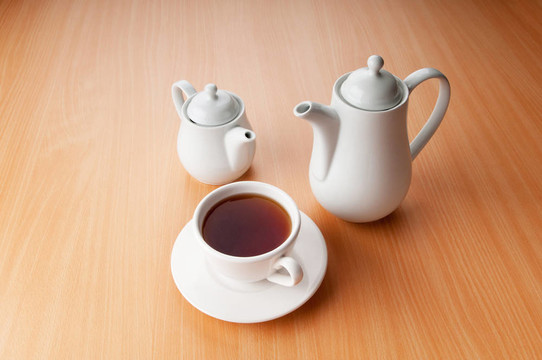 木桌上的茶