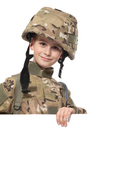 年輕的士兵拿著一張海報(bào)