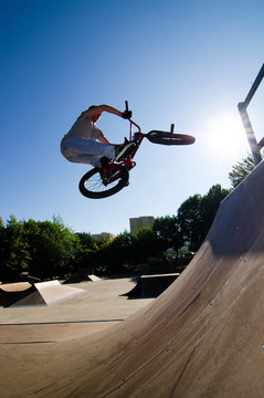 BMX特技單車桿旋轉(zhuǎn)