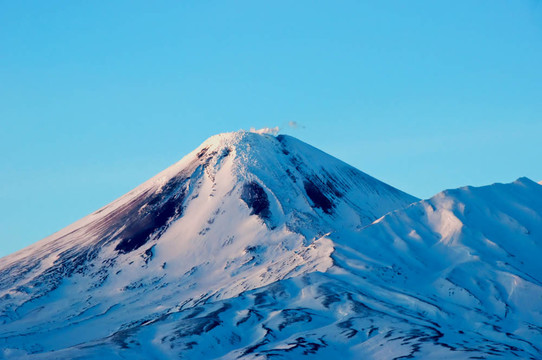 俄羅斯冰雪覆蓋的火山